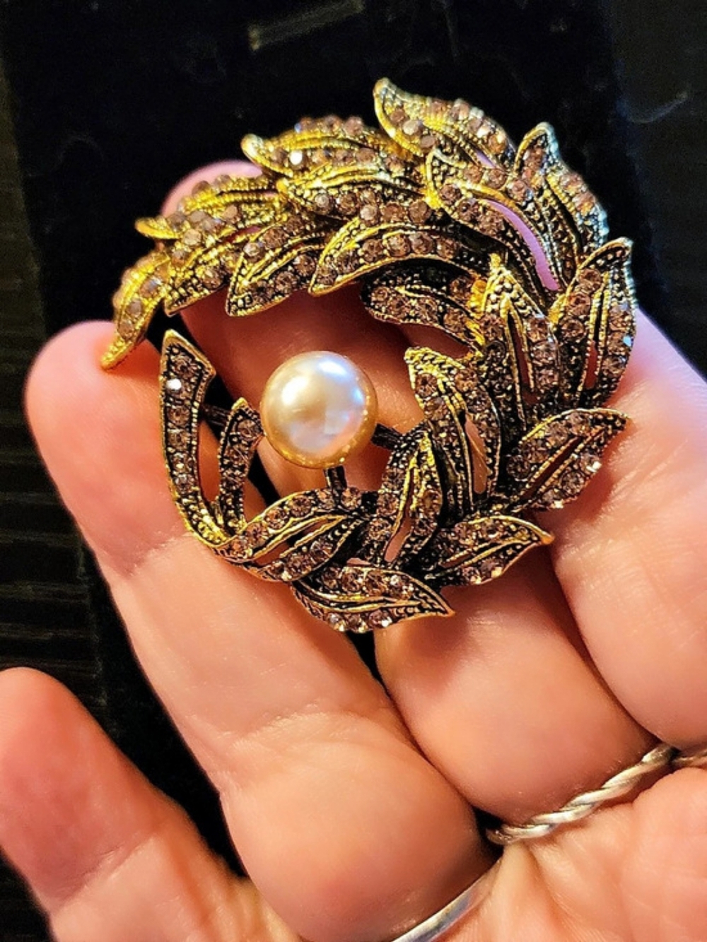 Leaf Wreath Pearl Brooch in Gold & White